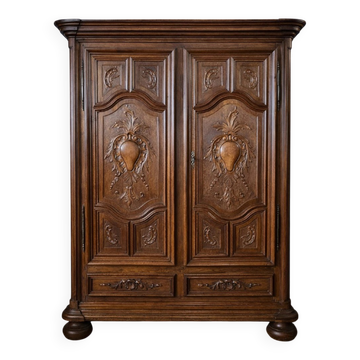 Armoire ancienne en Noyer massif sculpté – époque Louis XIII