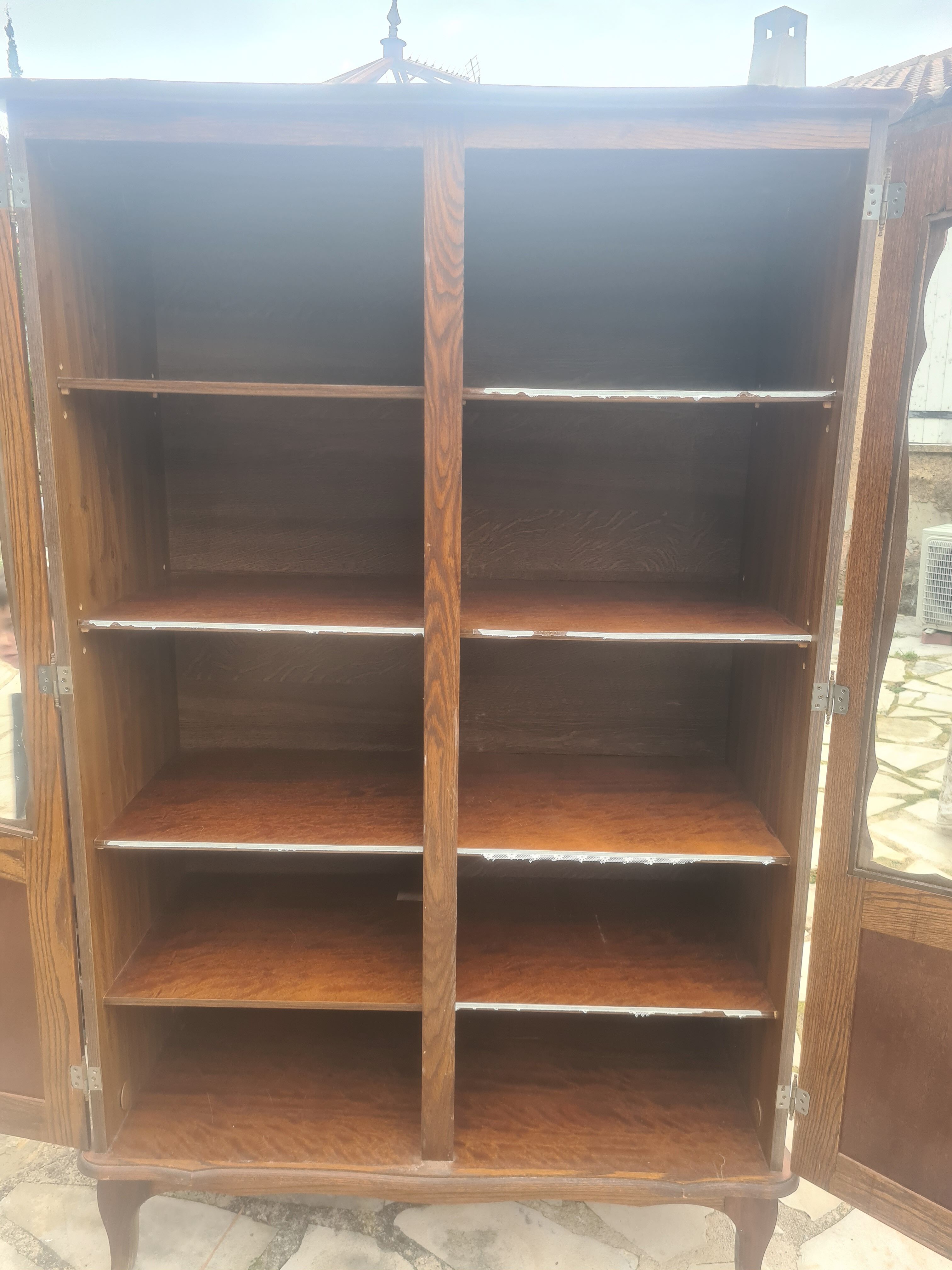 Armoire avec portes vitrées