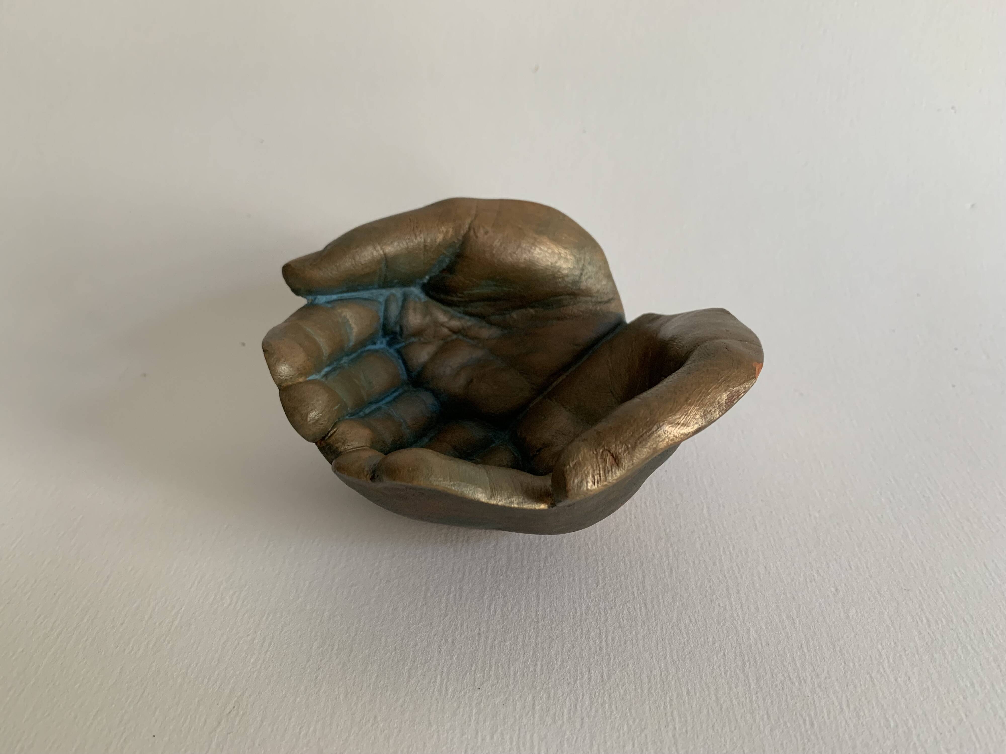 Terracotta art bowl "Jointed hands" signed by the artist Maria Ruiz