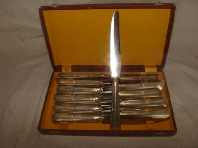 12 table knives with trilobate handles by the brand "G.Vivier"