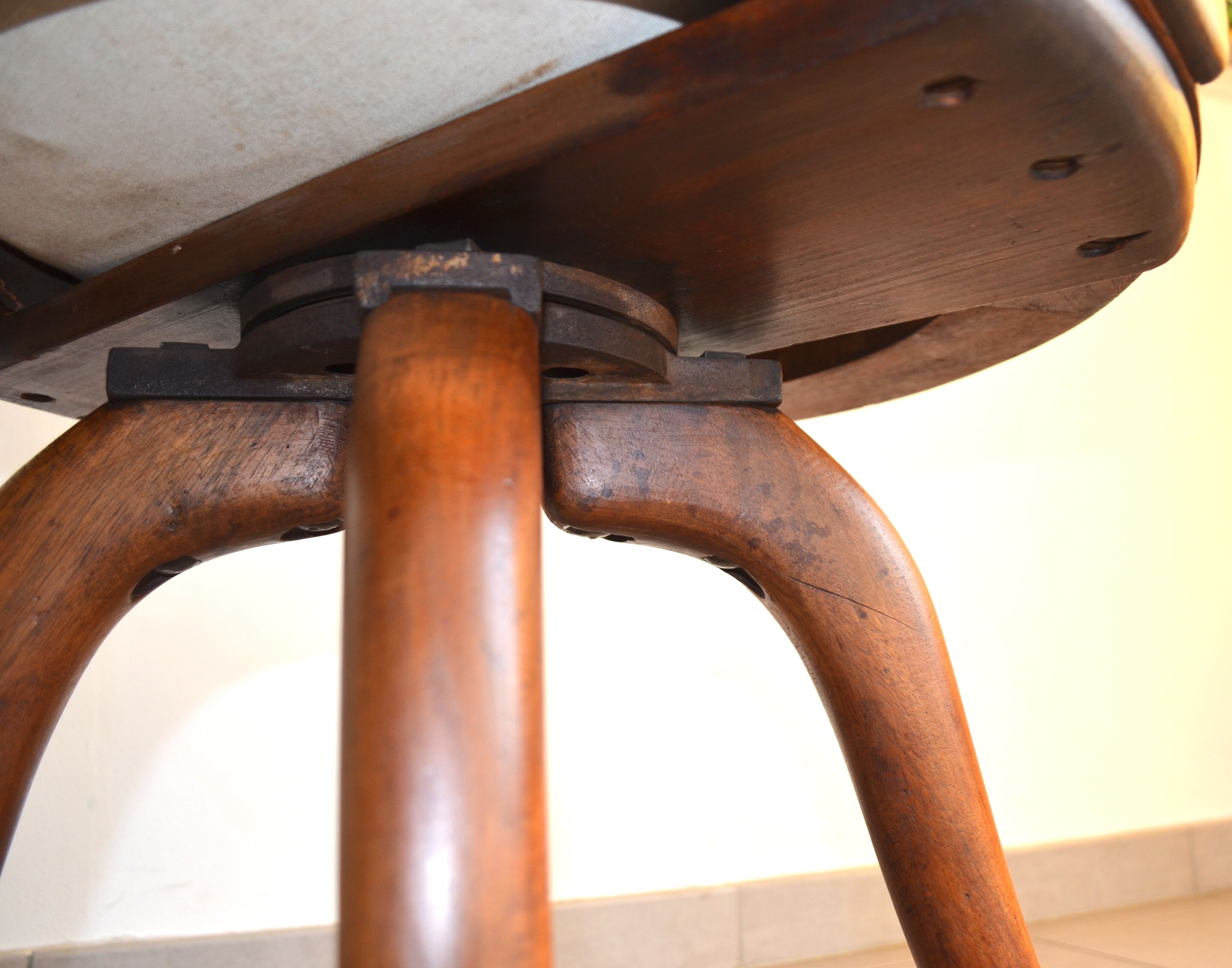 Swivel american office armchair