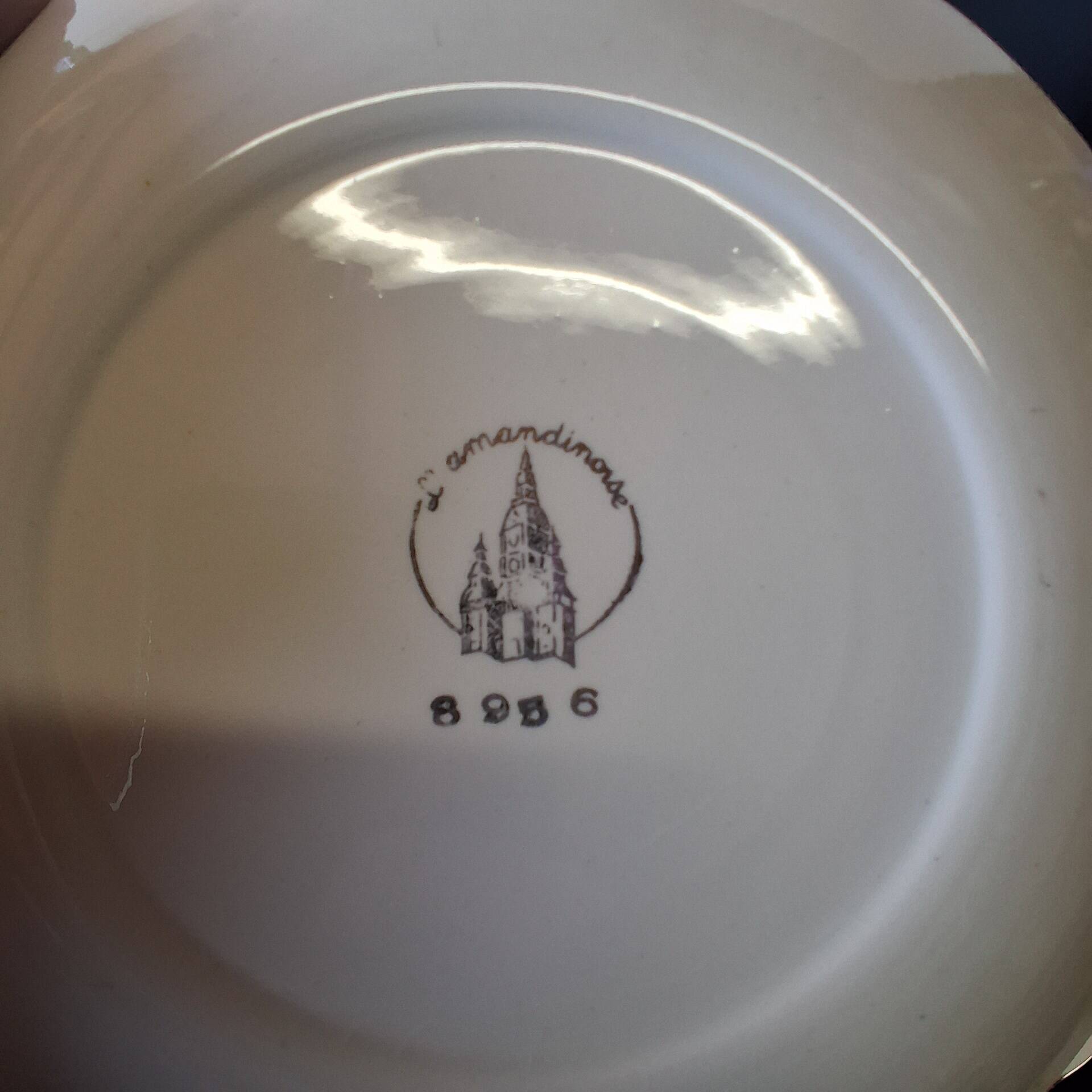 Set of 6 vintage dessert plates from L'Amandinoise in good condition.