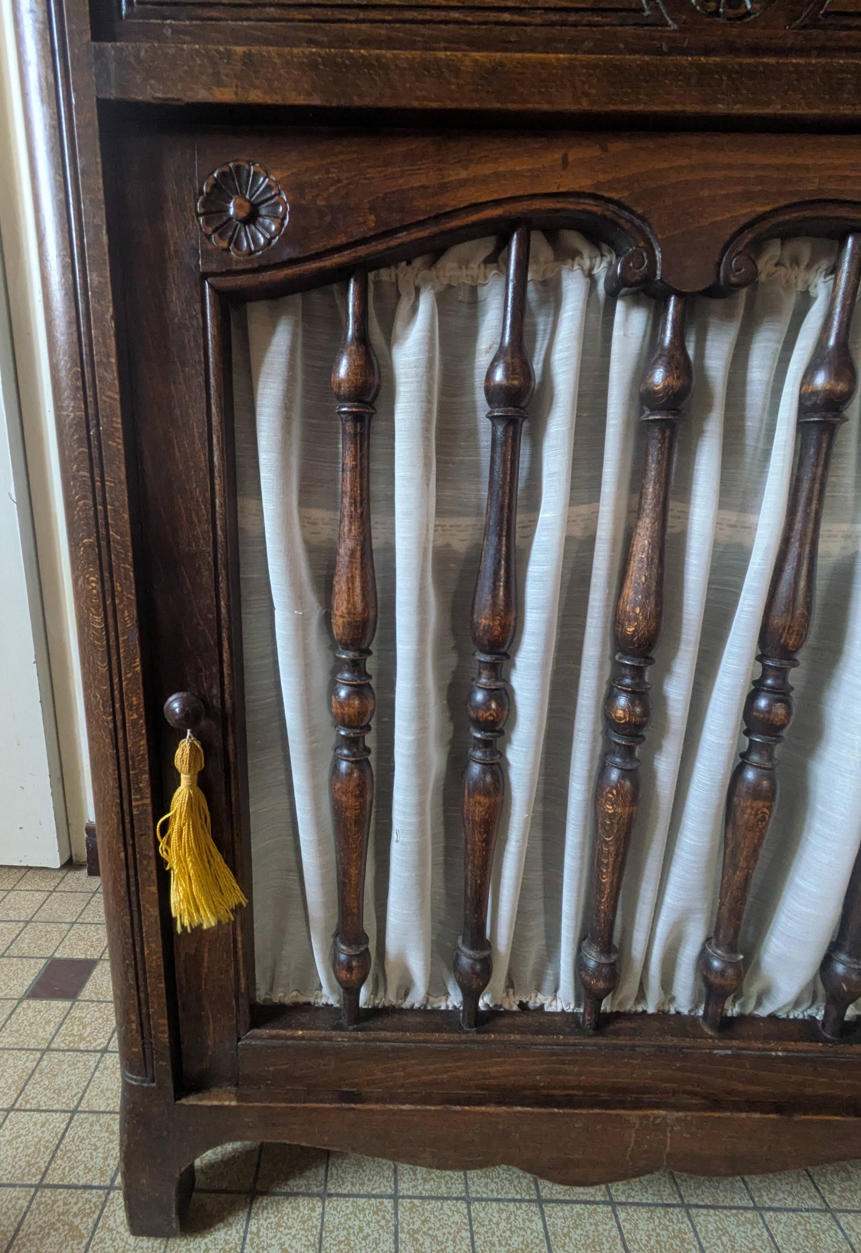 Buffet bas ancien en bois massif