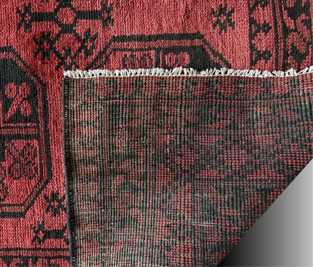 Bukhara carpet of Afghan origin, entirely hand-knotted. Dimensions: 254x154.