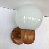Modernist wall lamp in pine and opaline