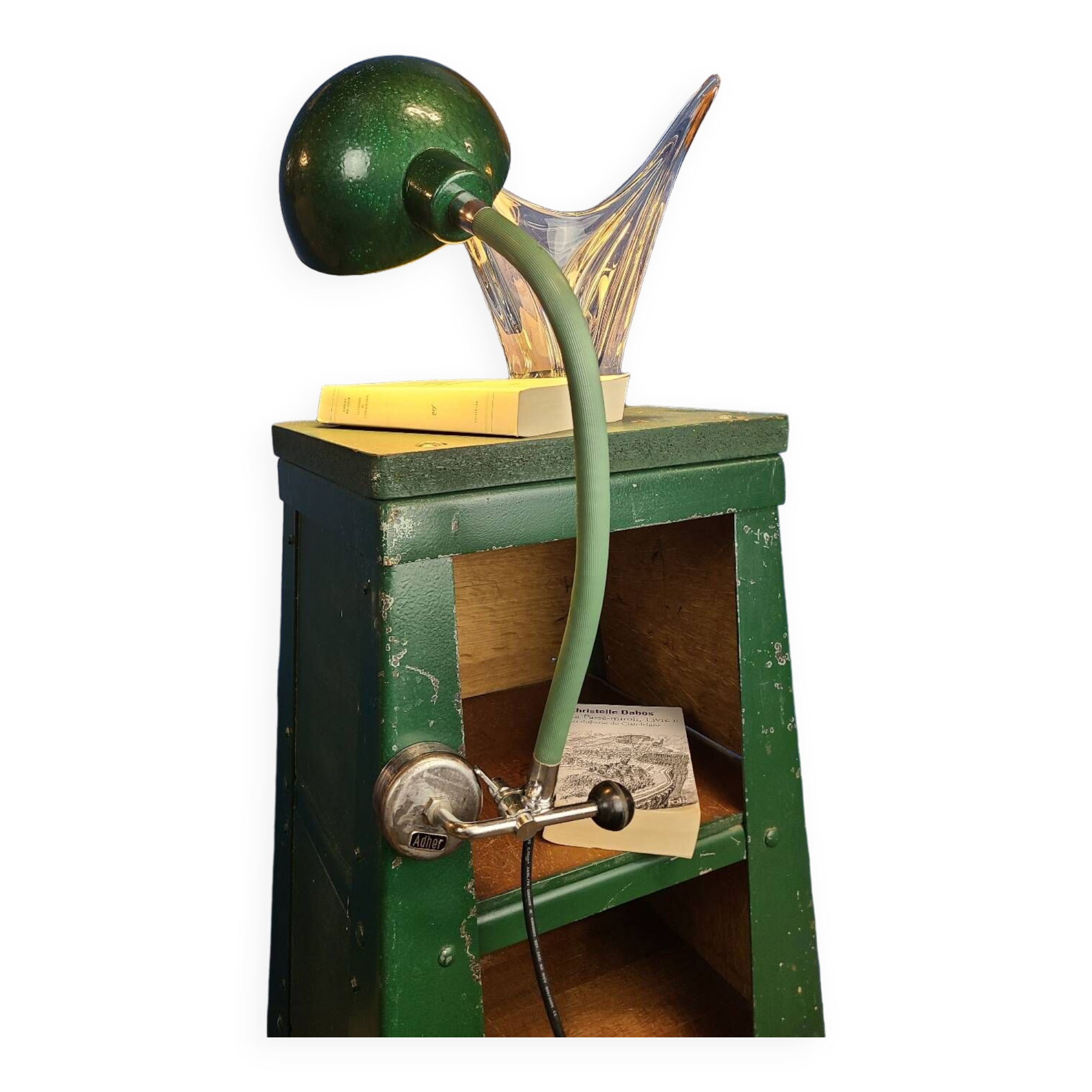 Articulated workshop lamp, magnetic adhesive