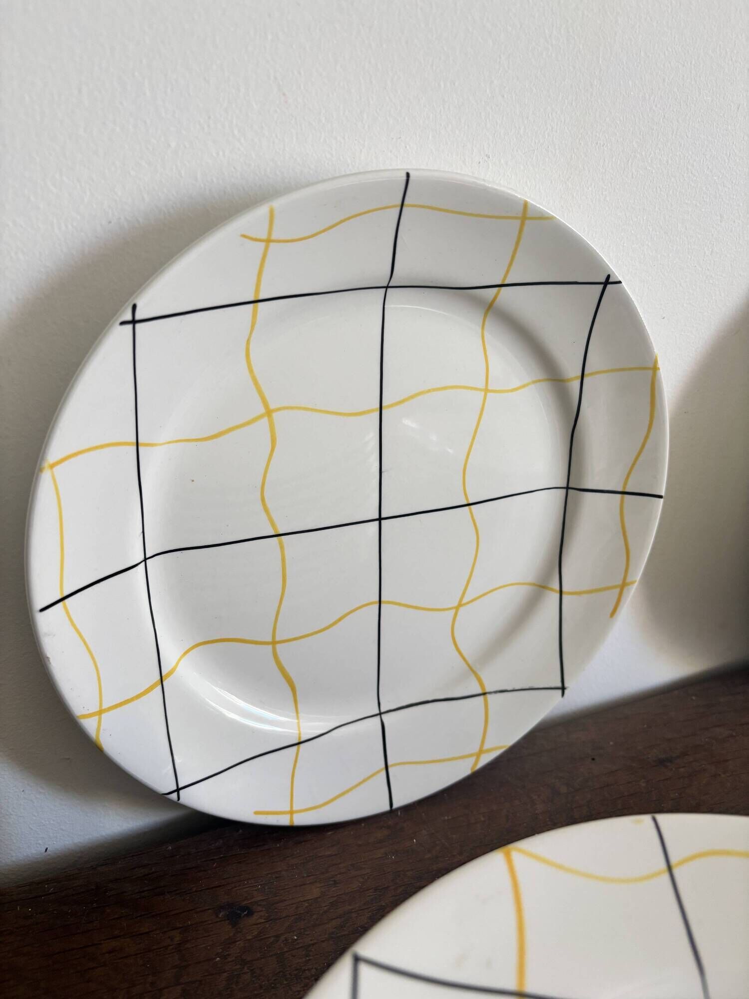 Vintage Longchamp France service – 18 graphic plates from the 1950s.