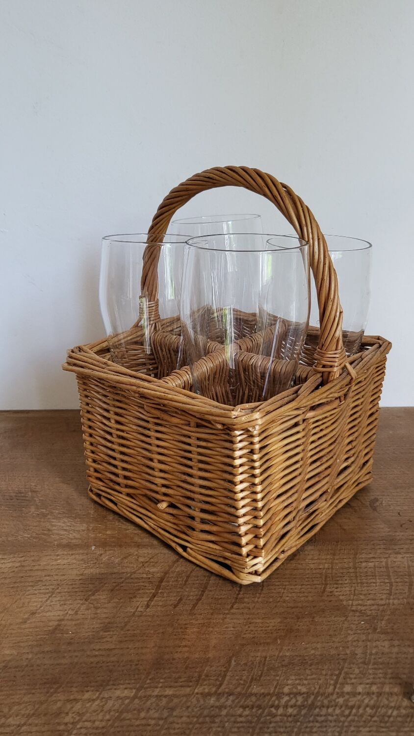 Wicker glass holder