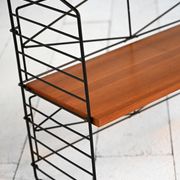 Bibliothèque modulaire scandinave de style "String" des années 1950-60.