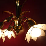 Lustre laiton et fleurs en pétales de nacre