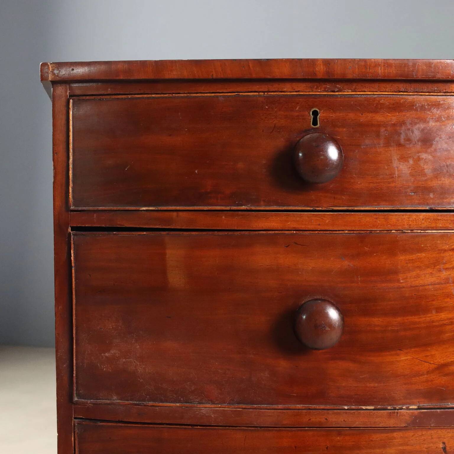 Commode ancienne en acajou 4 tiroirs Italie XIXe siècle