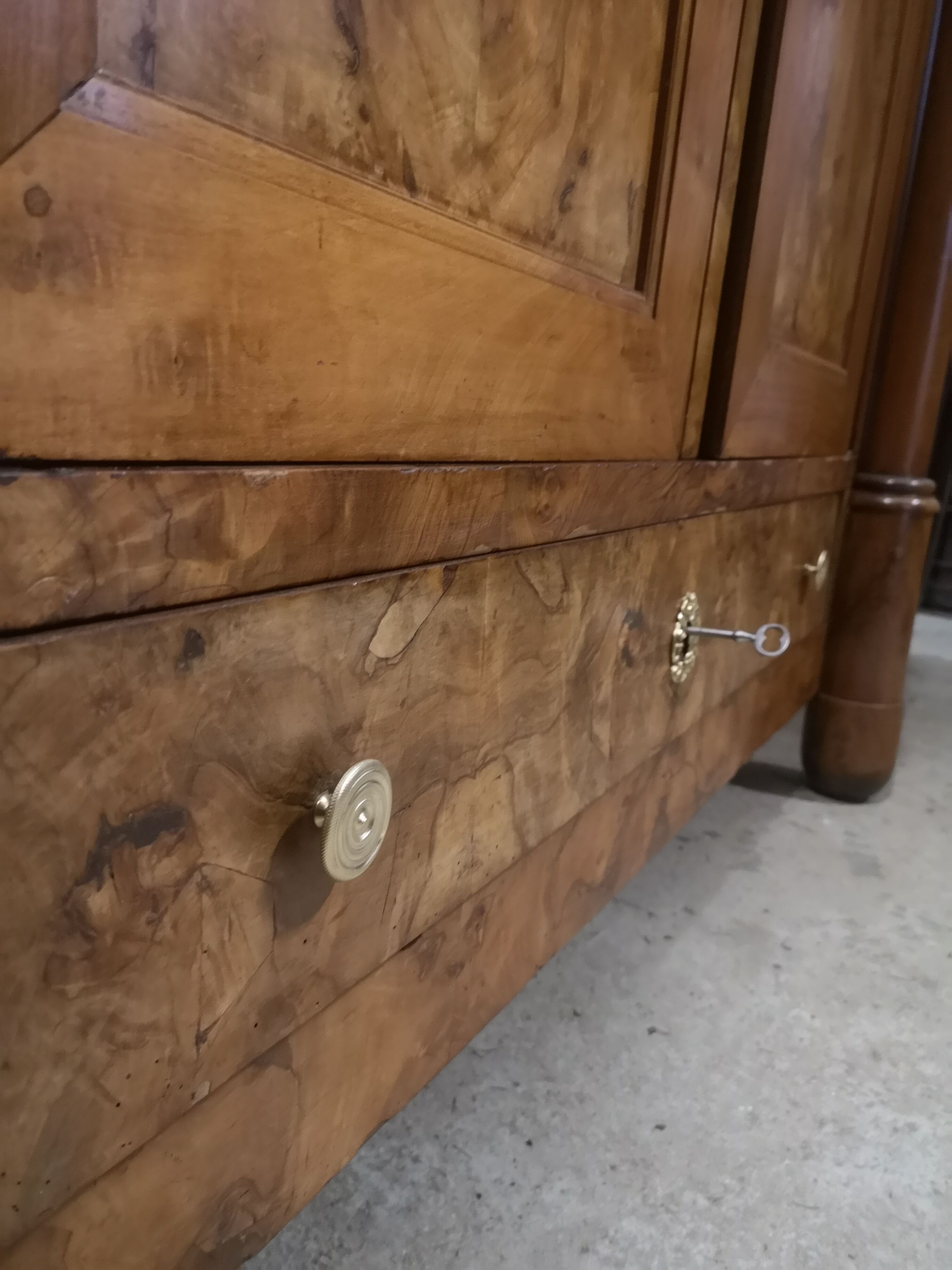 Magnifying glass veneer cabinet