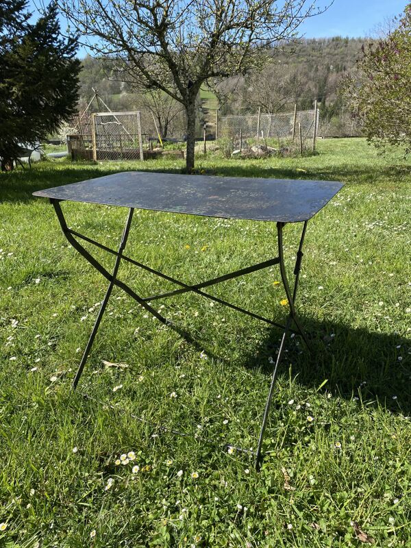 Ancienne table pliante en métal noir
