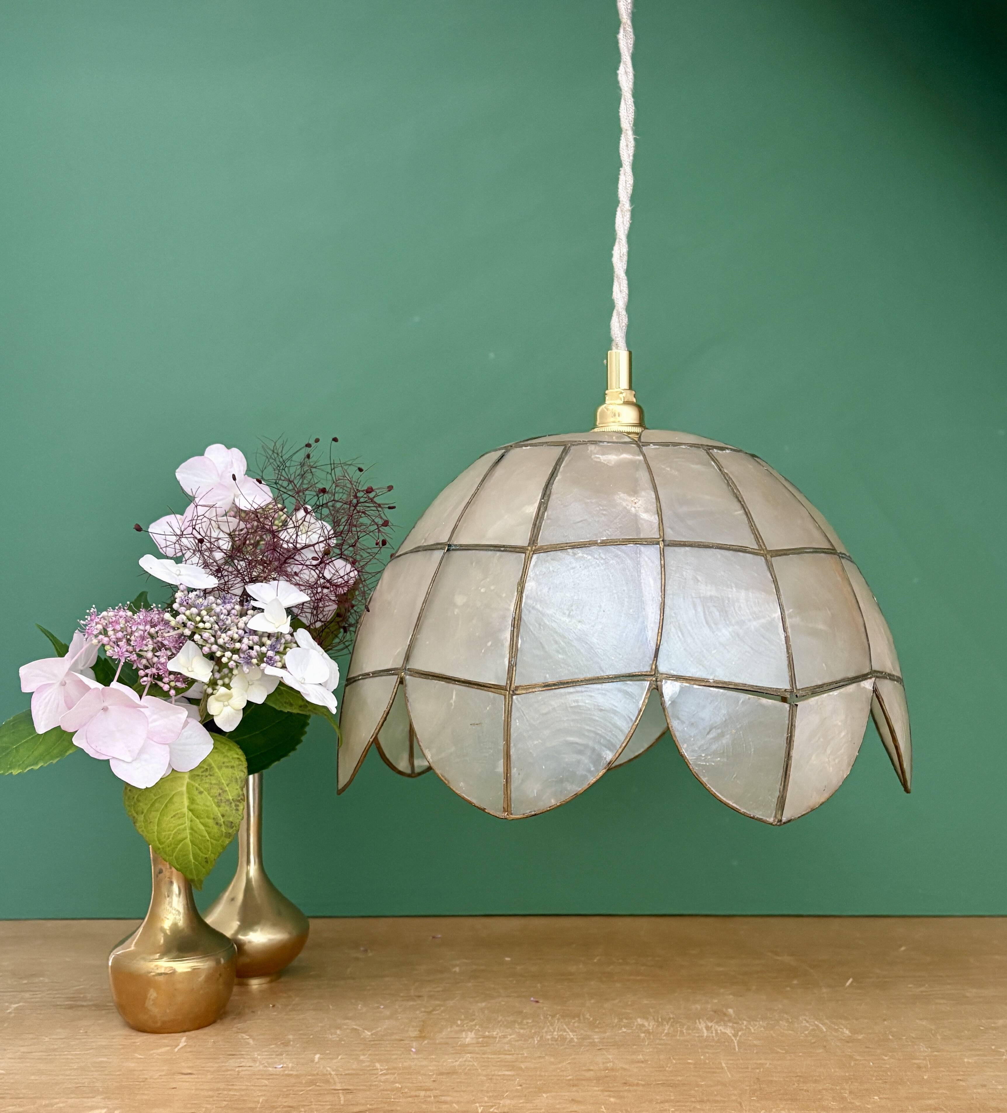 Vintage pendant light in mother-of-pearl and brass.
