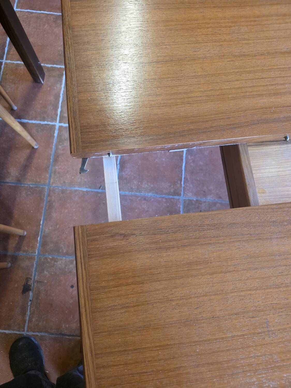 Table scandinave galbée extensible papillon en teck années 60