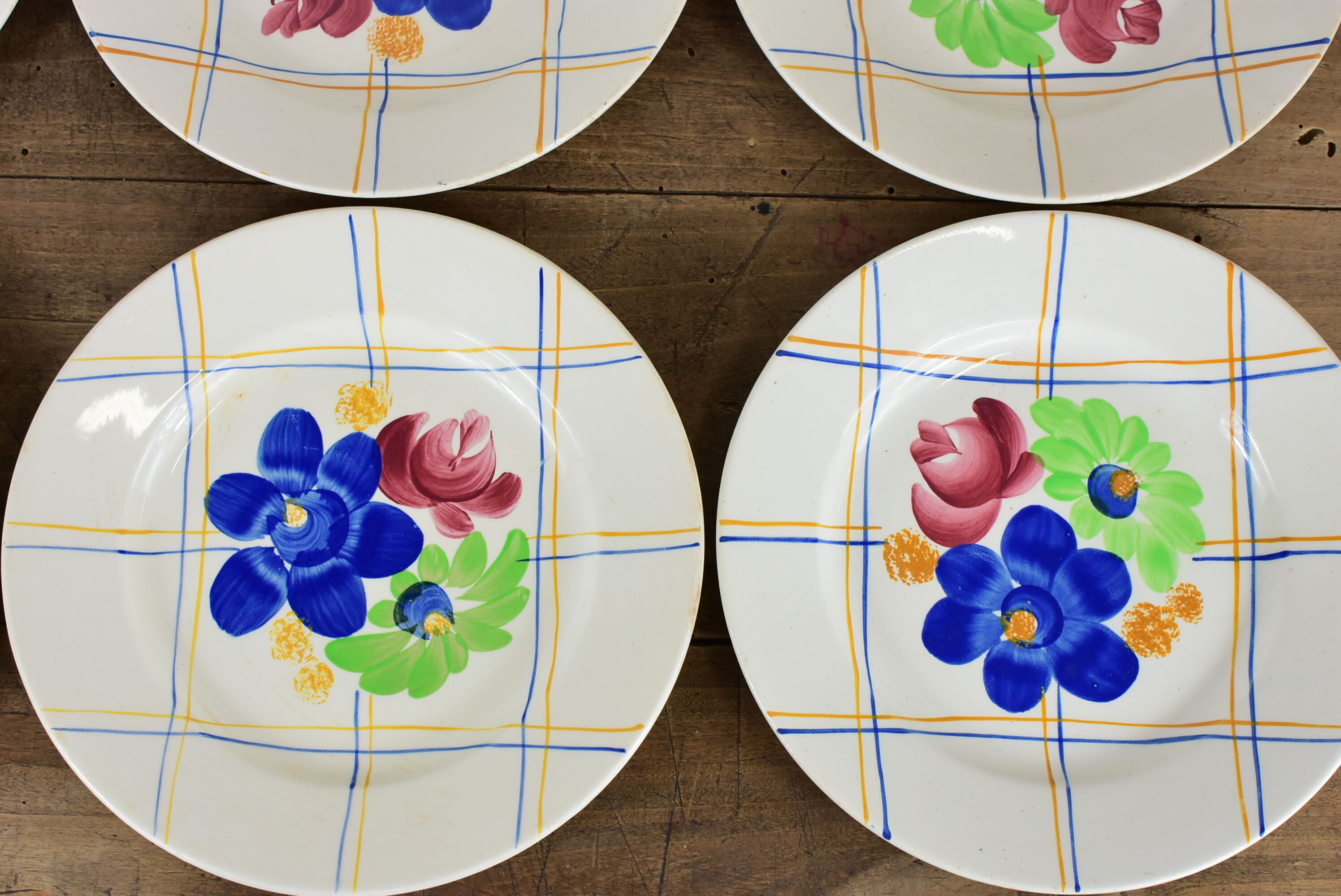 Lot de 12 assiettes motif fleurs de champagne.