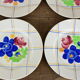 Lot de 12 assiettes motif fleurs de champagne.