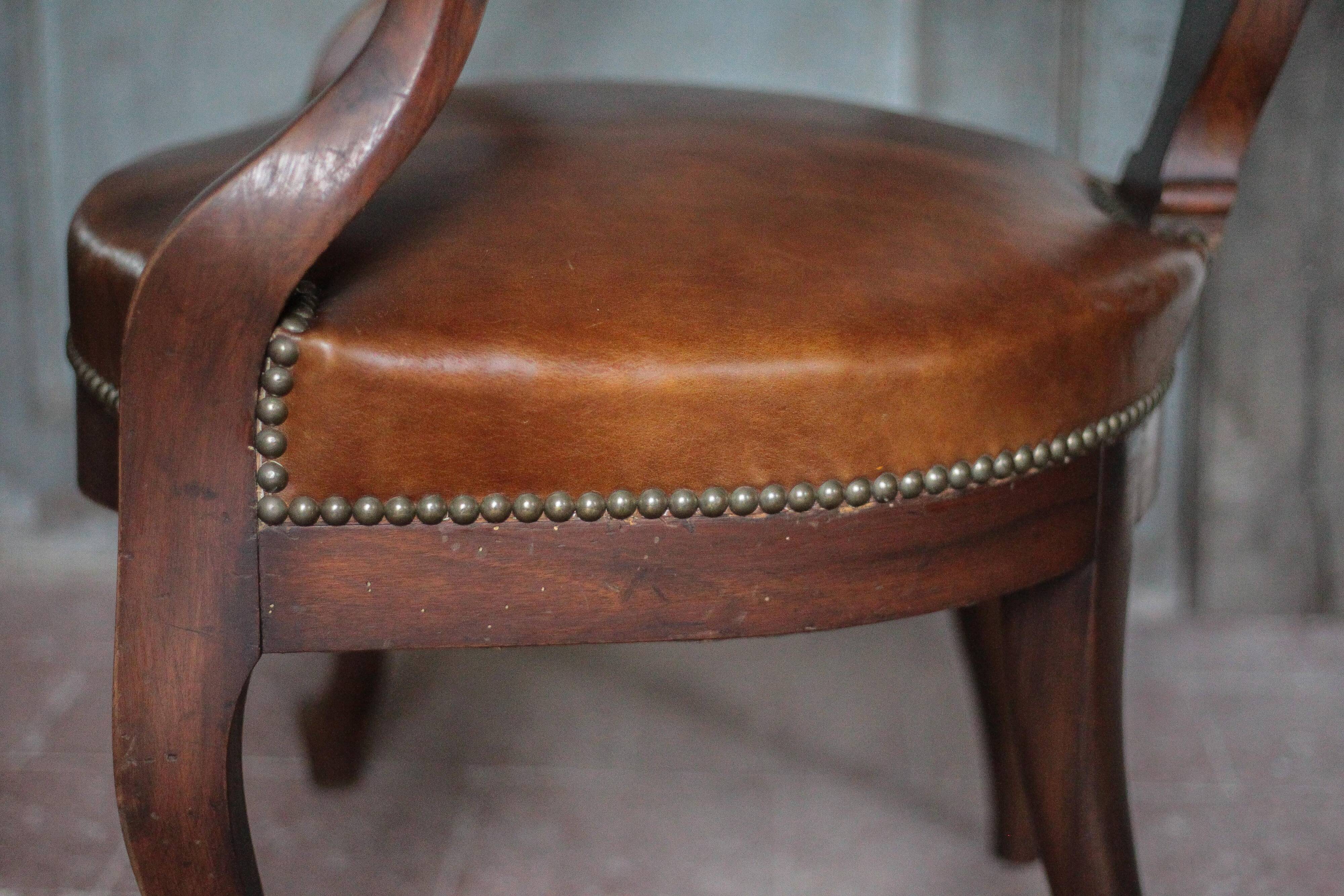 Barber chair in wood and leather with adjustable headrest, office chair.