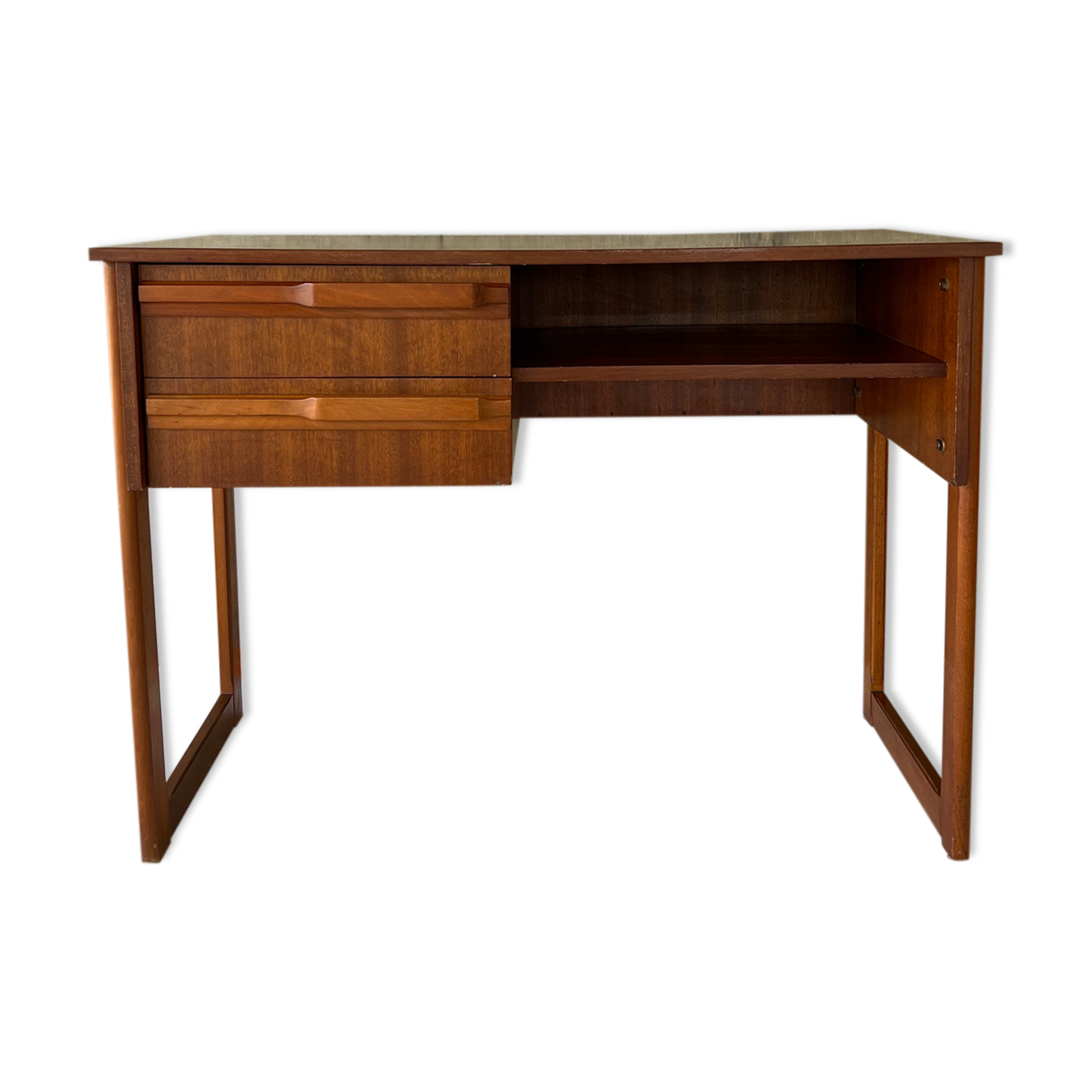 Scandinavian office of the 60s with sleigh feet