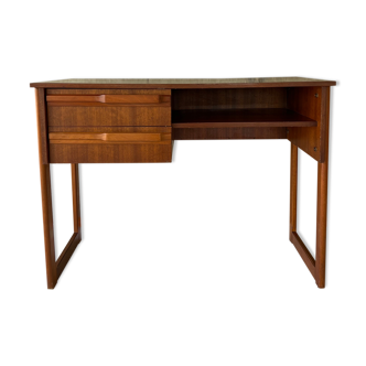 Scandinavian office of the 60s with sleigh feet