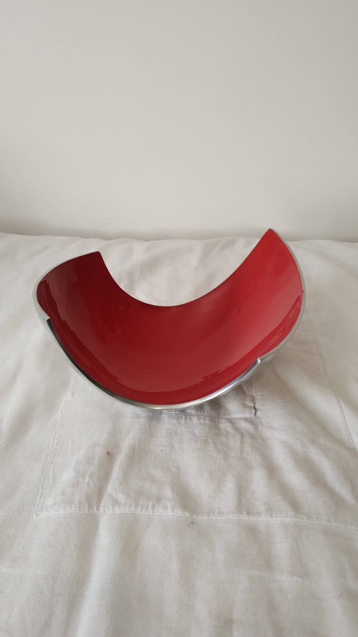 Fruit bowl or empty pocket