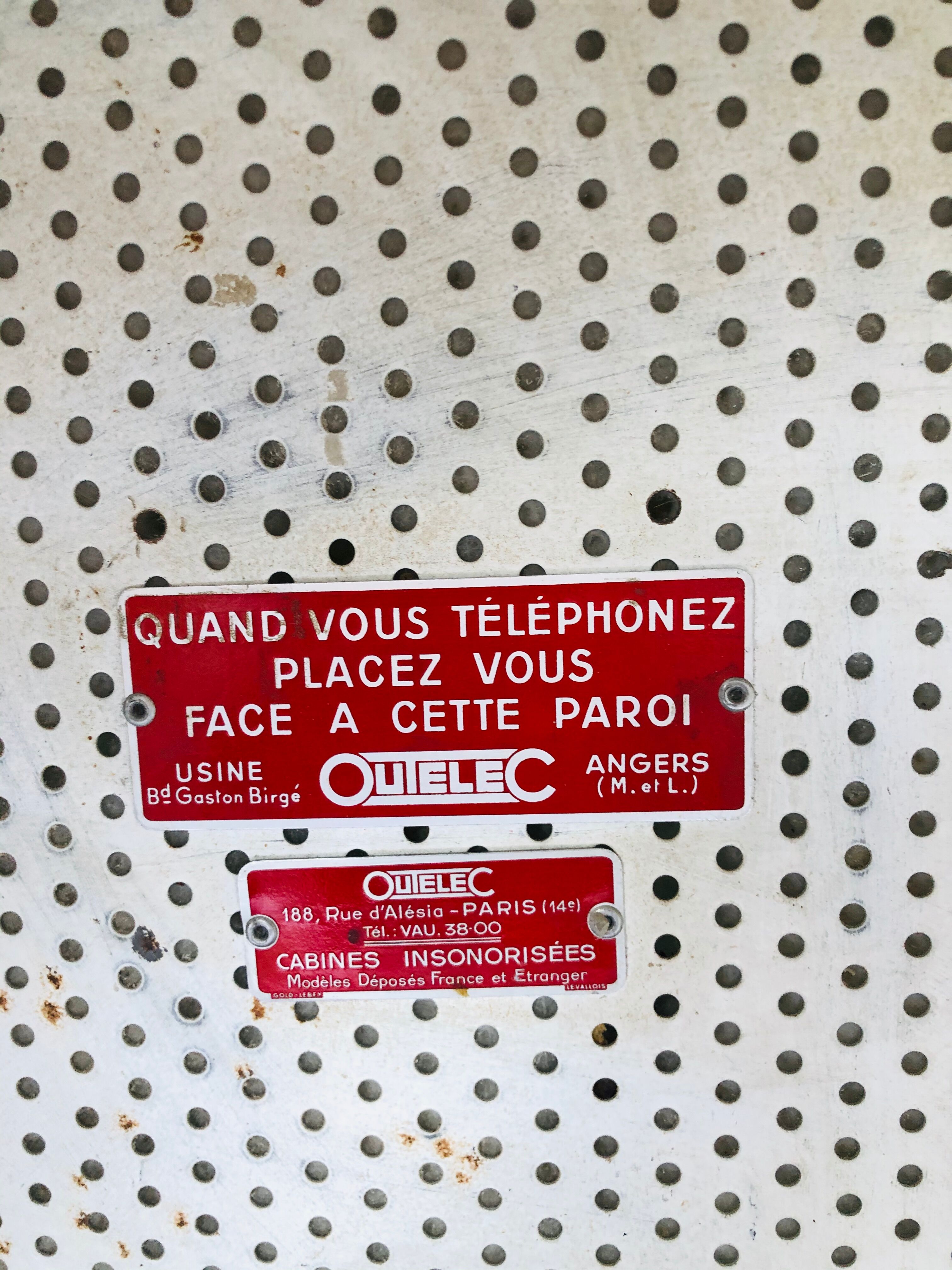 Cabine insonorisée de téléphone public