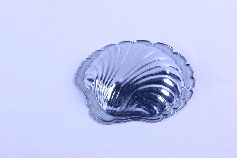 Shell-shaped dish / antique butter dish