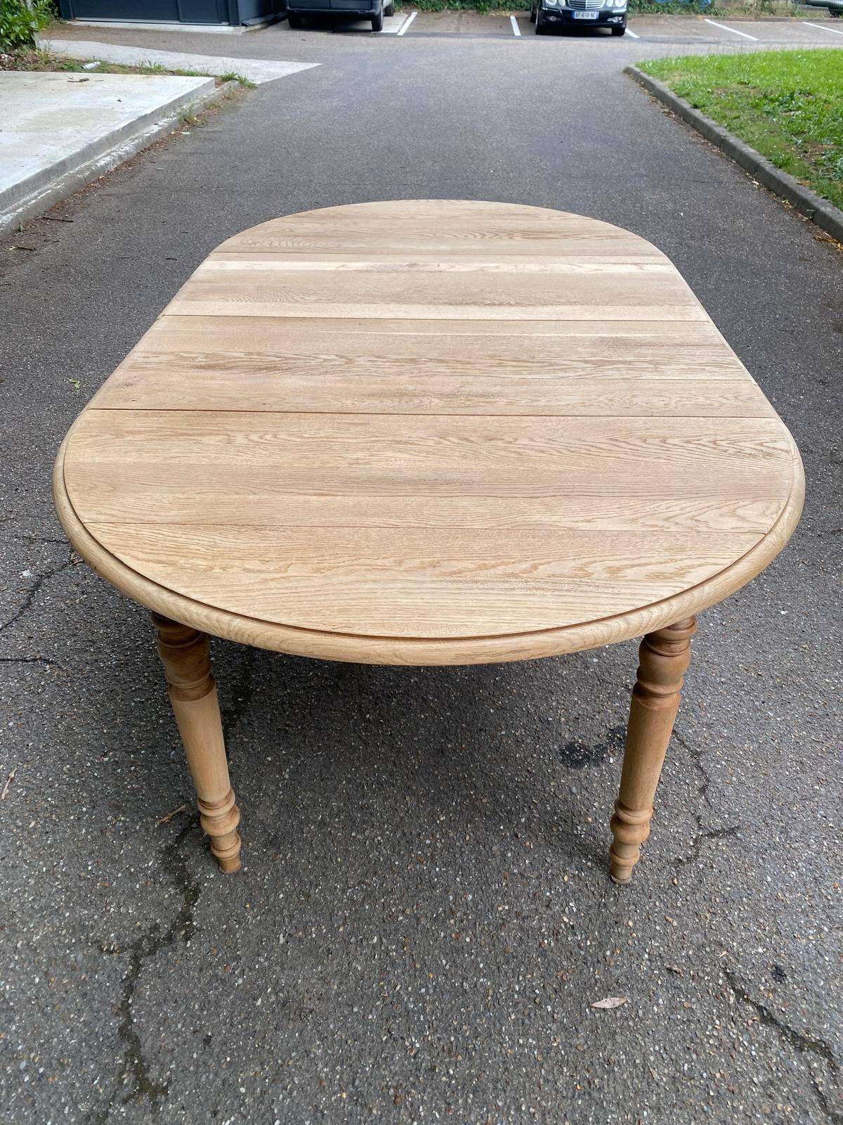 Renovated Louis Philippe round extendable dining table, 19th century