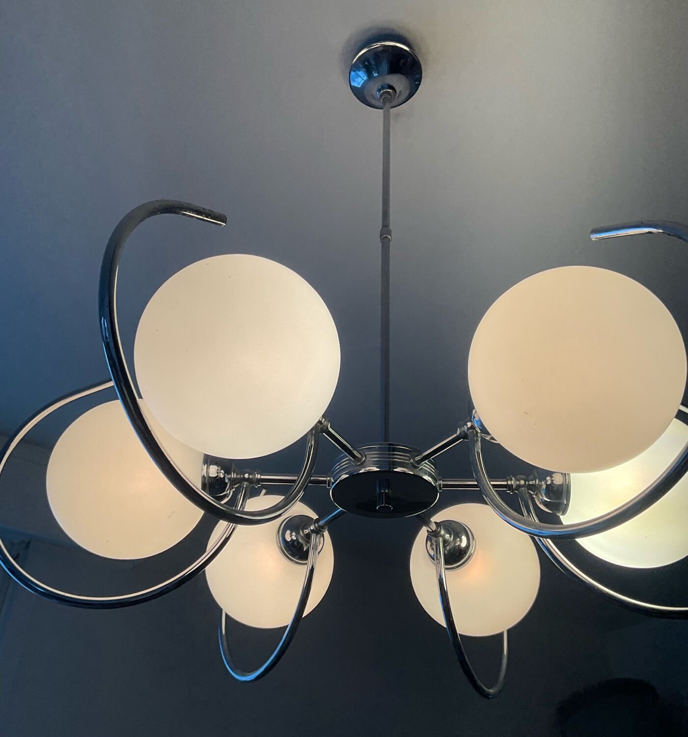 Art Deco chandelier with 6 lights in opaline glass and chrome metal.
