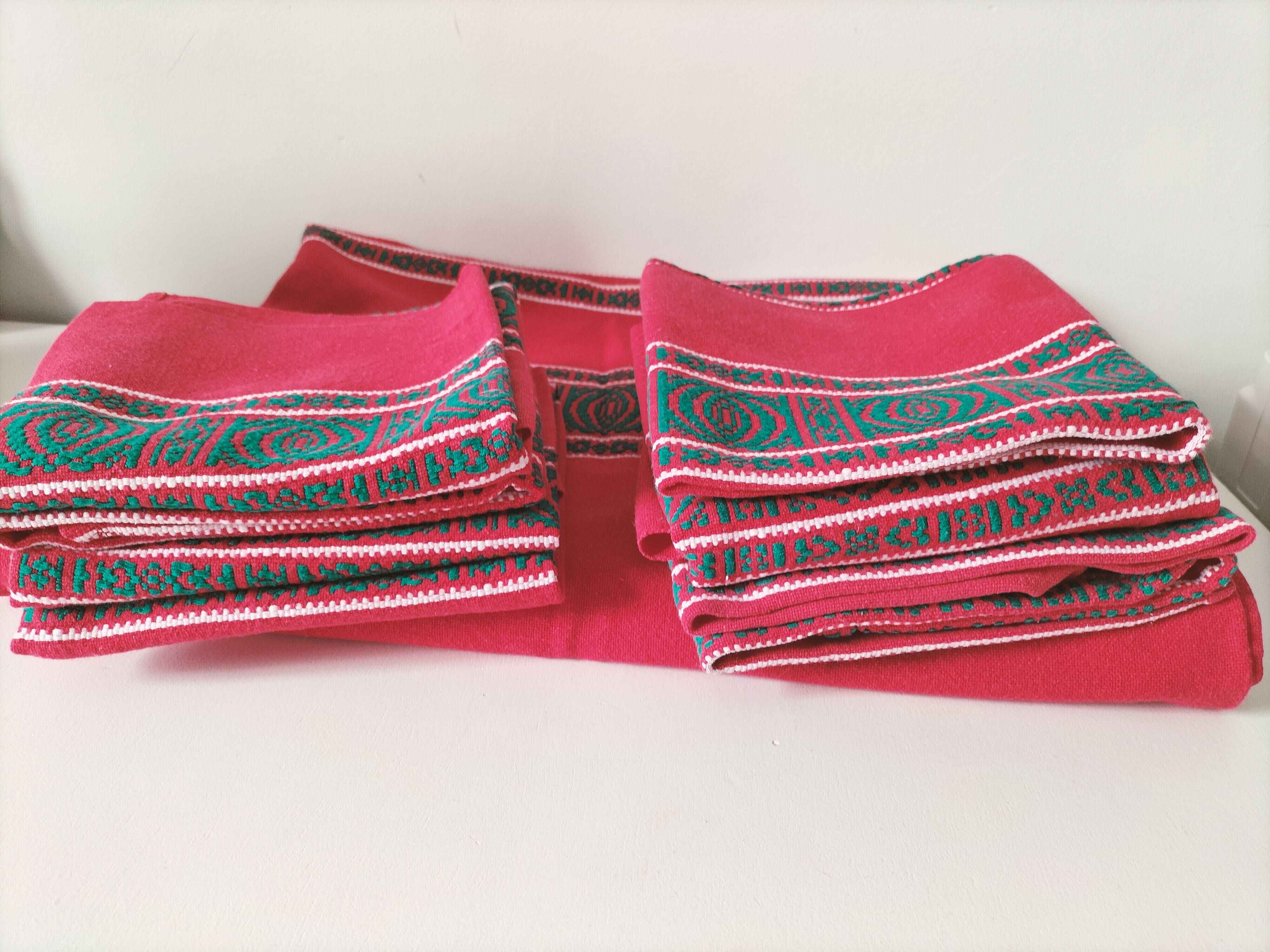 Red Basque tablecloth + 8 emerald green embroidered napkins
