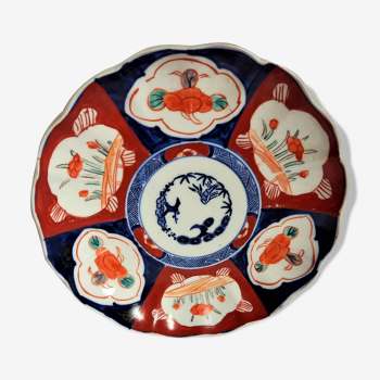 Assiette ancienne en porcelaine polychrome IMARI , Japon,  décor floral rouge , orange et bleu.