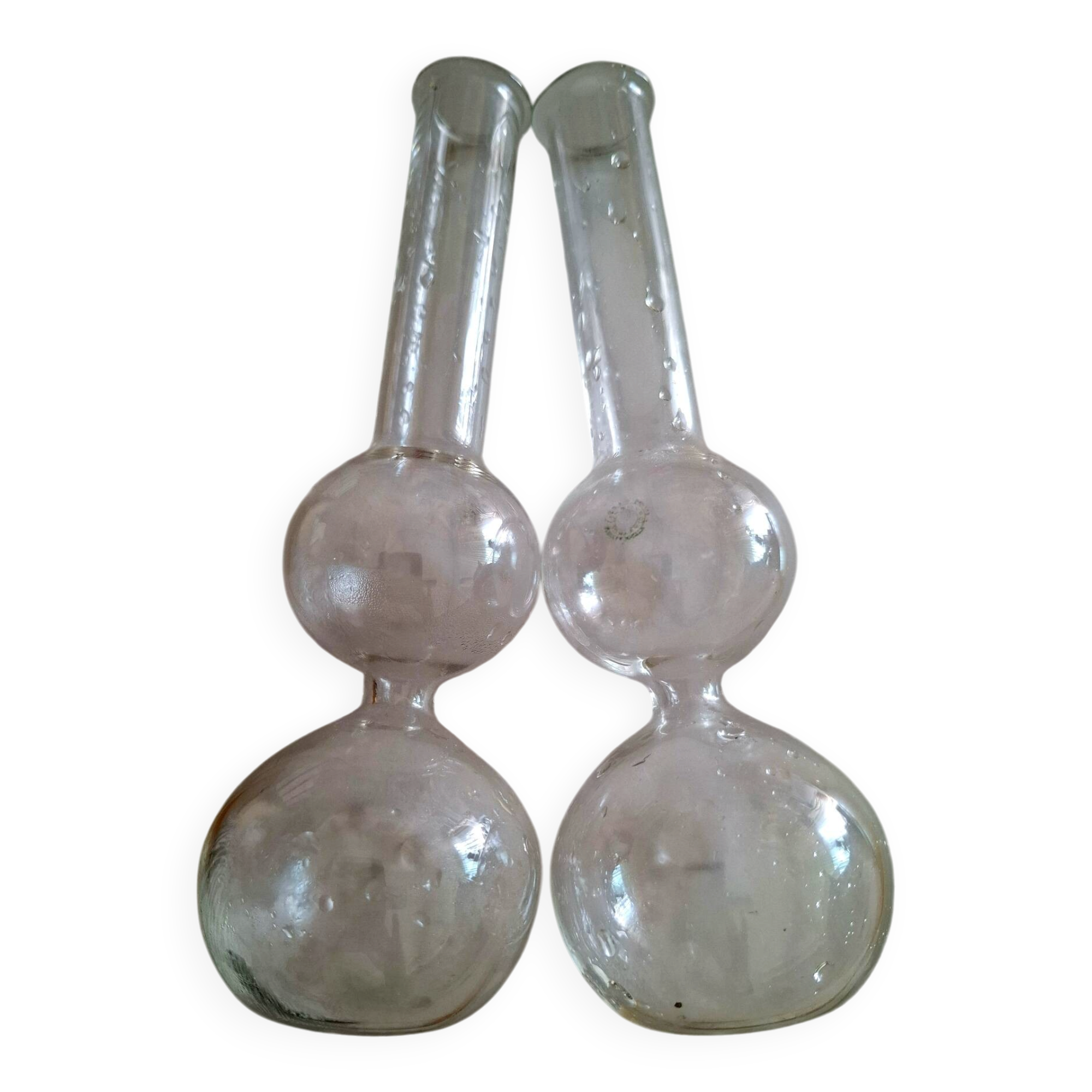 Single-stem vases made of flasks