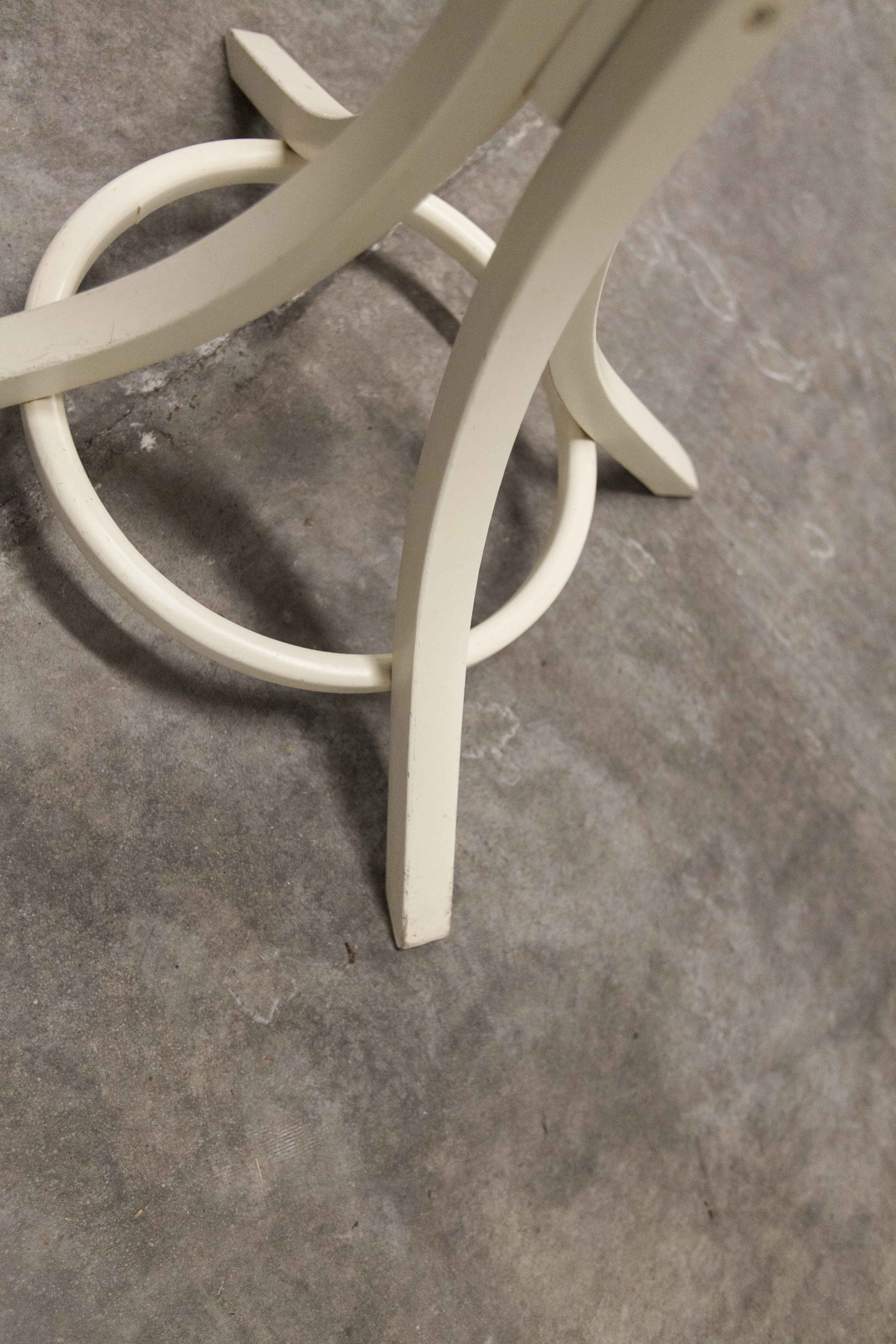 Parrot wears white Baumann coat 1970