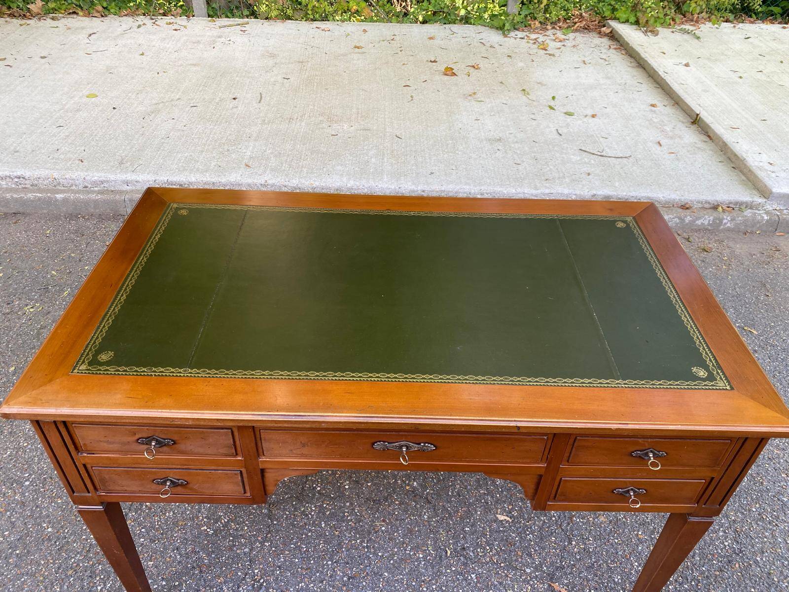 Bureau en bois massif et cuir vert extensible Louis XVI début 20ème