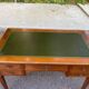 Bureau en bois massif et cuir vert extensible Louis XVI début 20ème