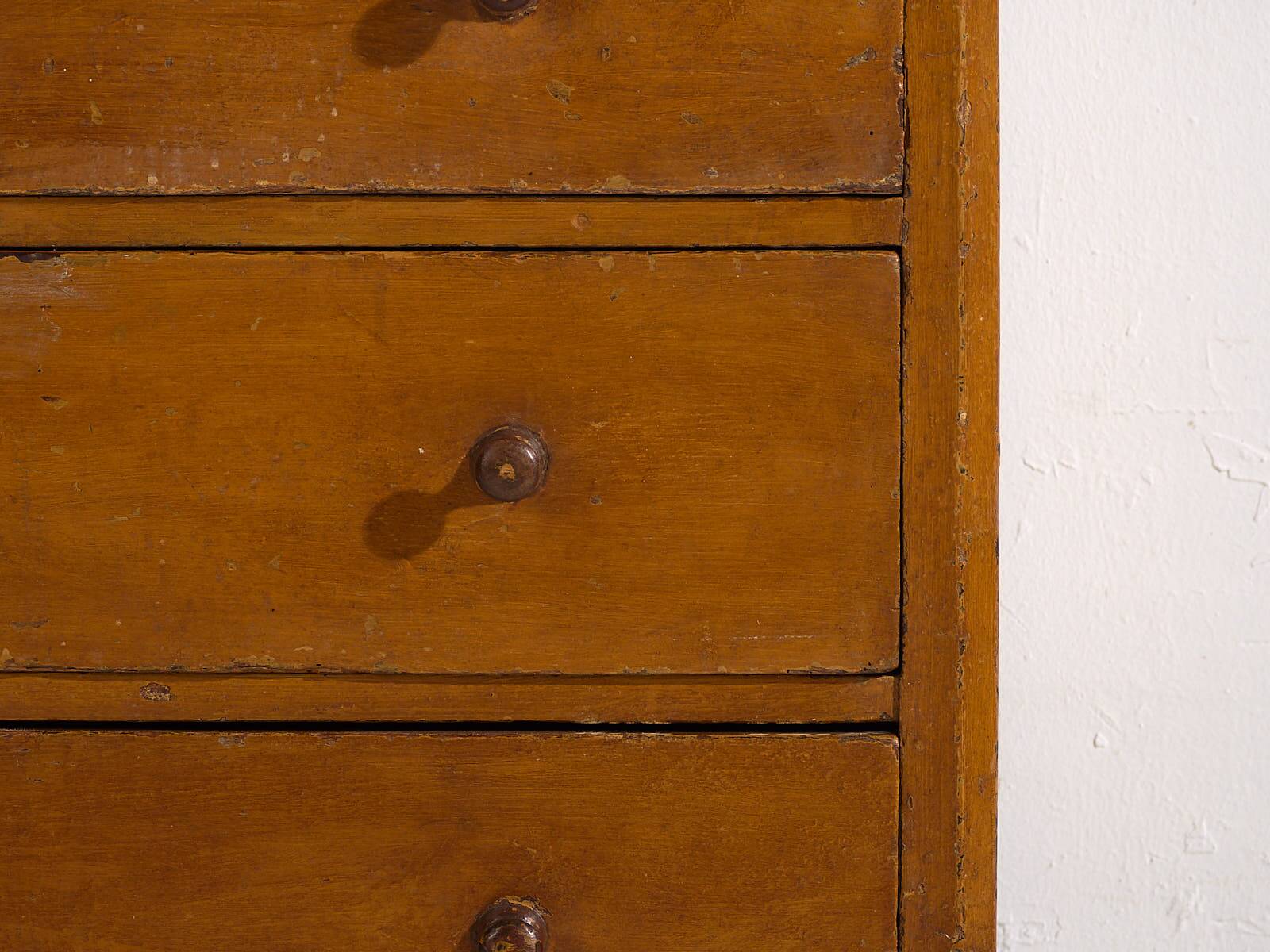 Commode ancienne à trois tiroirs (vers 1920)