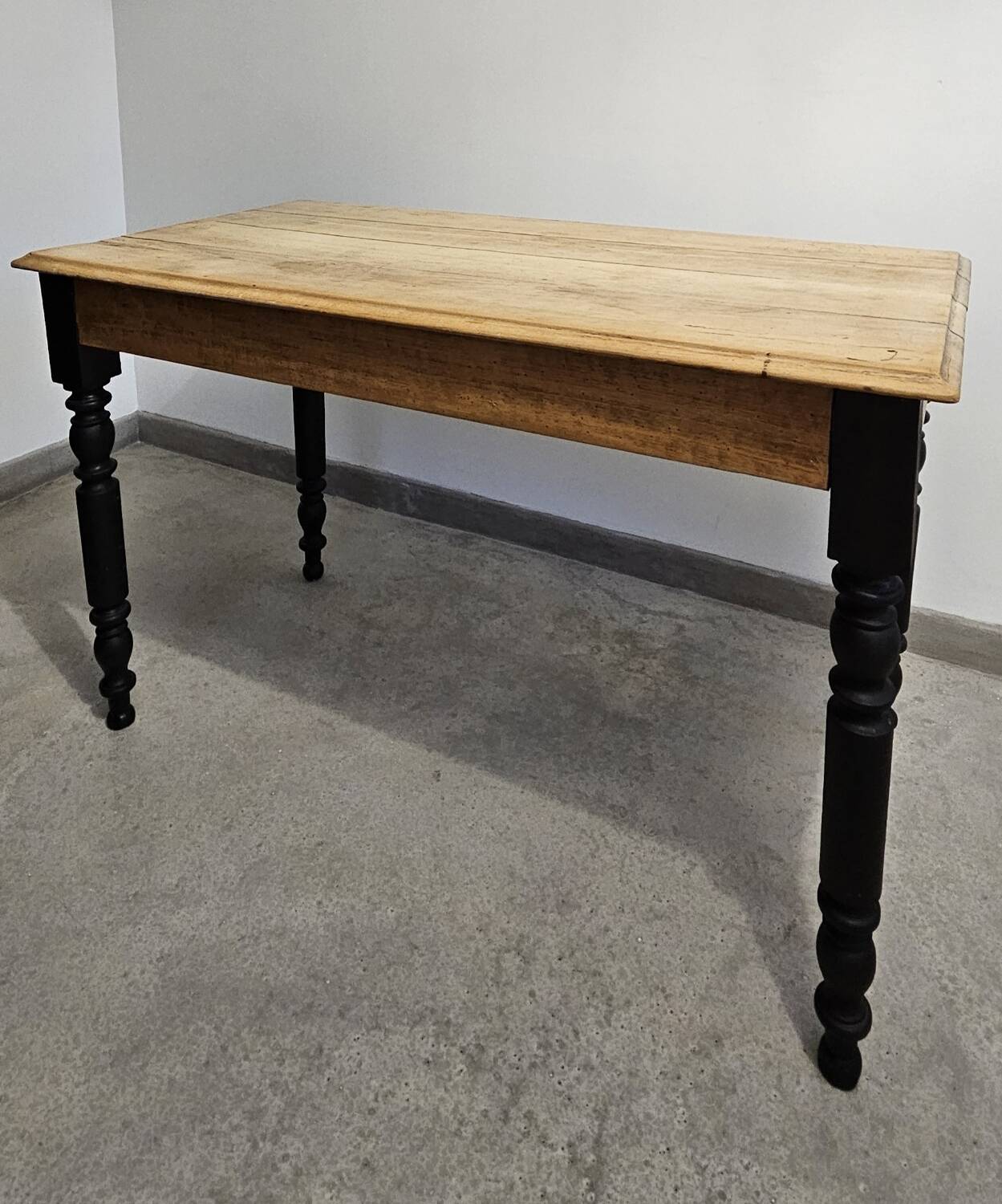 Antique farmhouse table in solid oak with turned legs