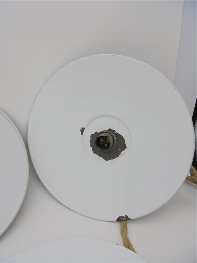 Trio of enamelled sheet metal suspensions