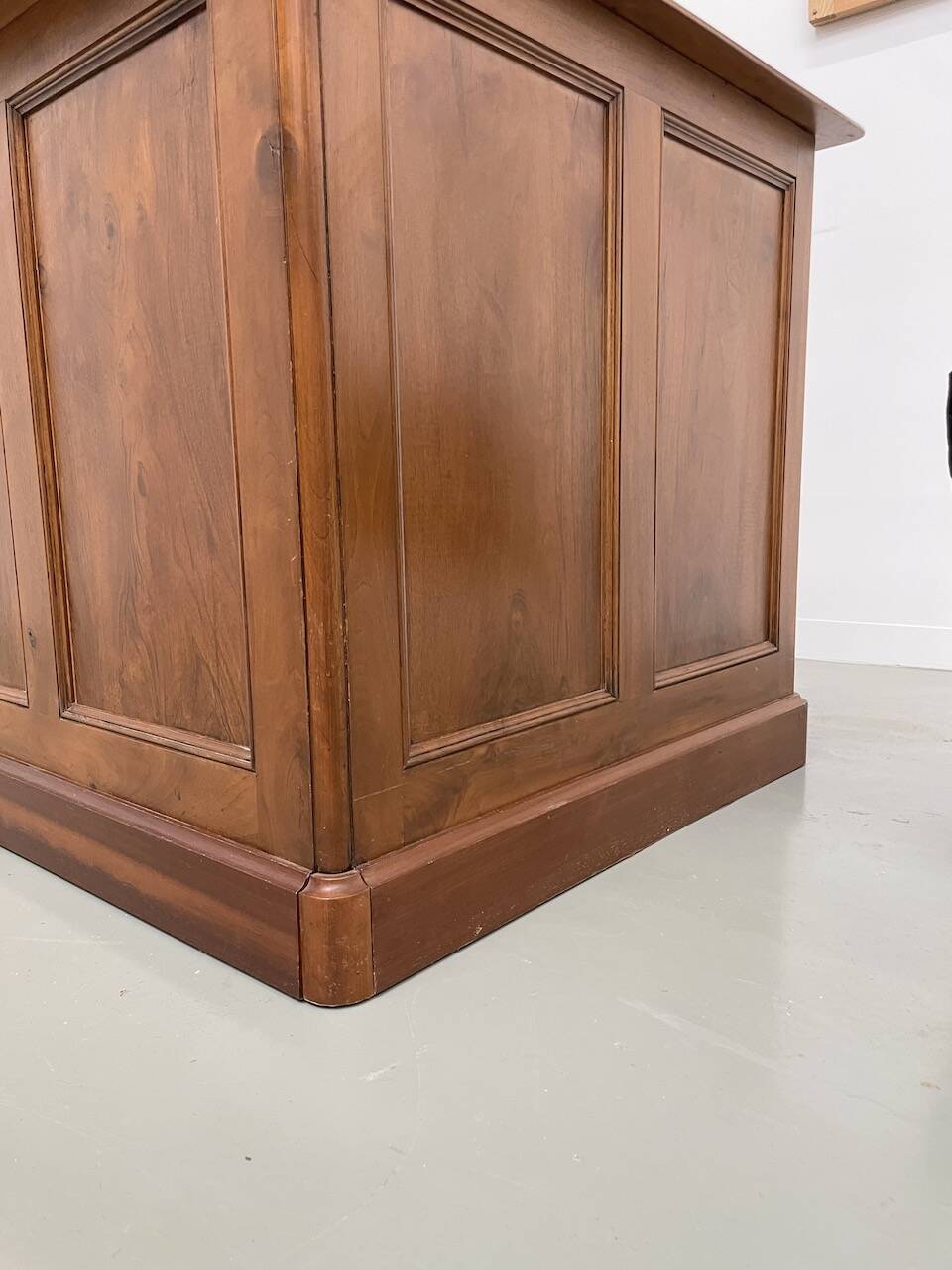 Comptoir ou bureau en noyer années 50