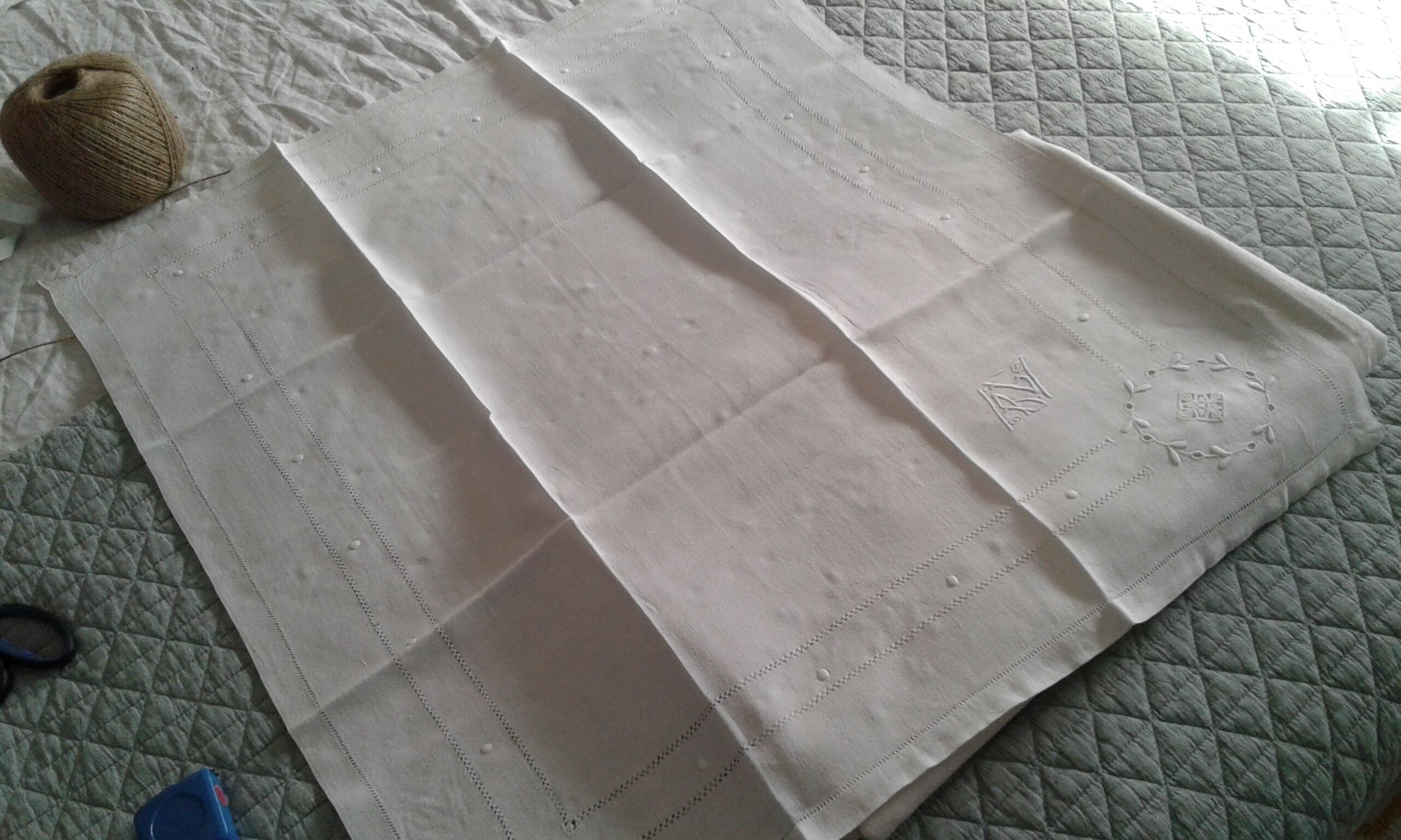 Tablecloth and 12 lined towels