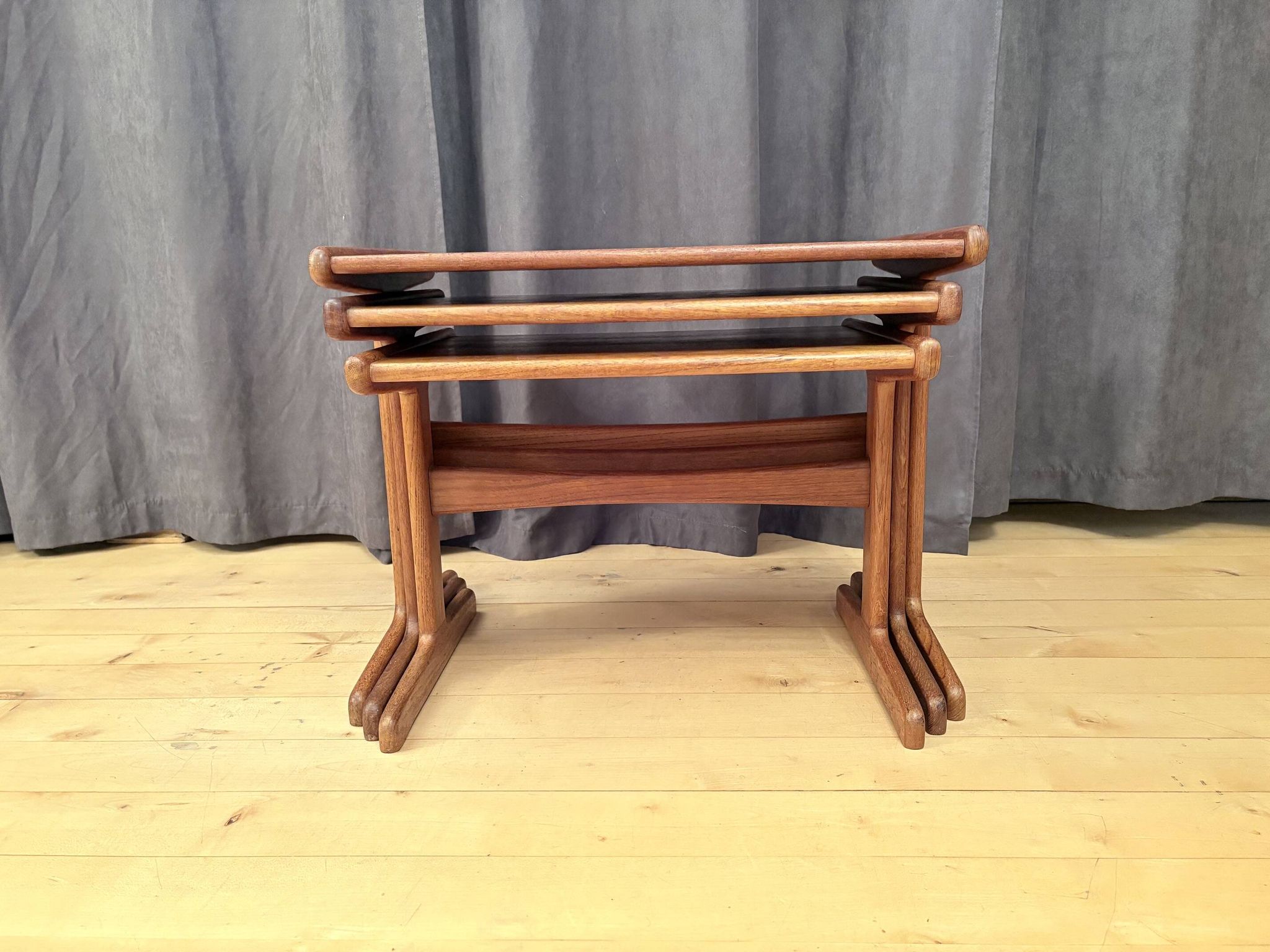 Ensemble de trois tables en teck, Danemark, années 1960.