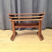 Ensemble de trois tables en teck, Danemark, années 1960.