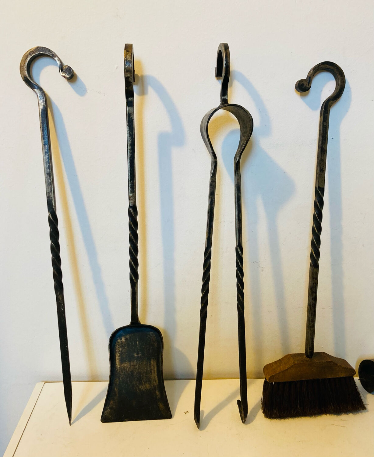 Accessoires de cheminée époque milieu XXe en fer forgé fleur de LYS