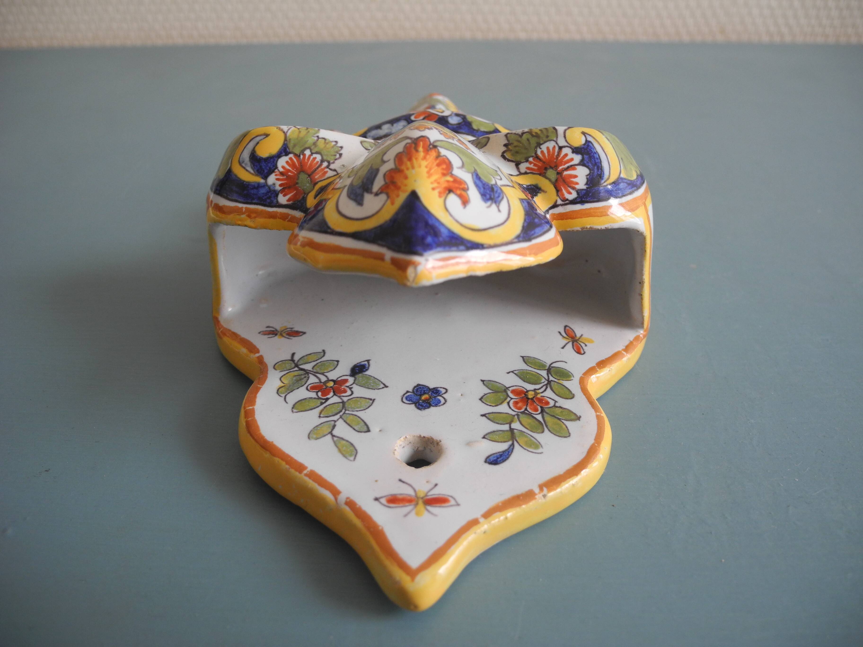 Ancien vase bouquetière murale faïence Desvres Fourmaintraux wall vase