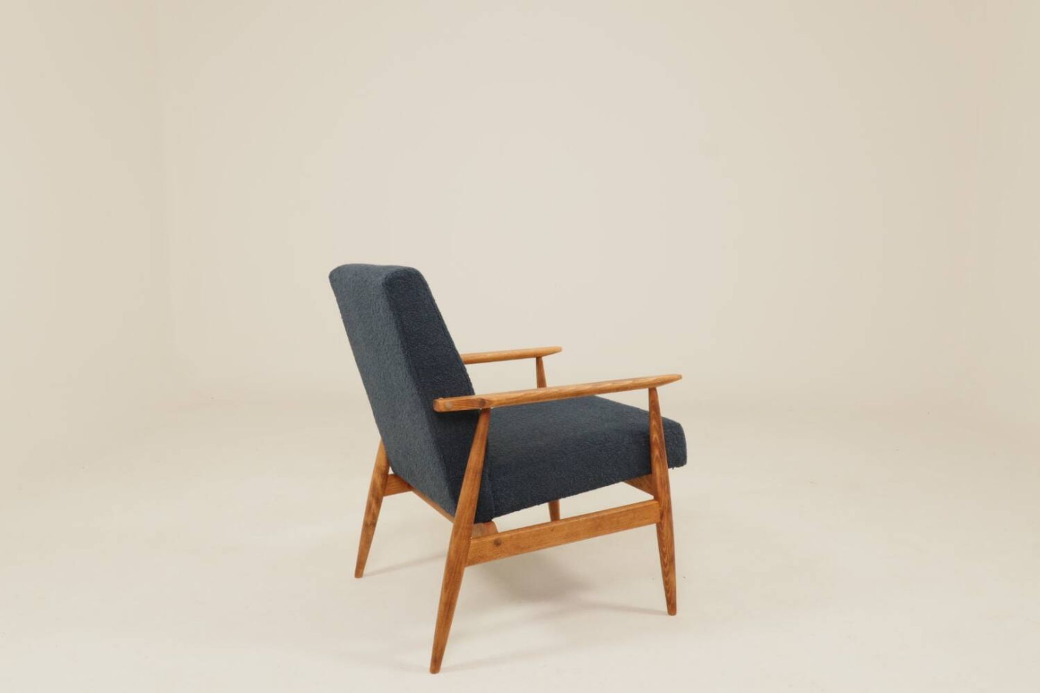 Fauteuil scandinave en bouclé bleu marine conçu par H. Lis.