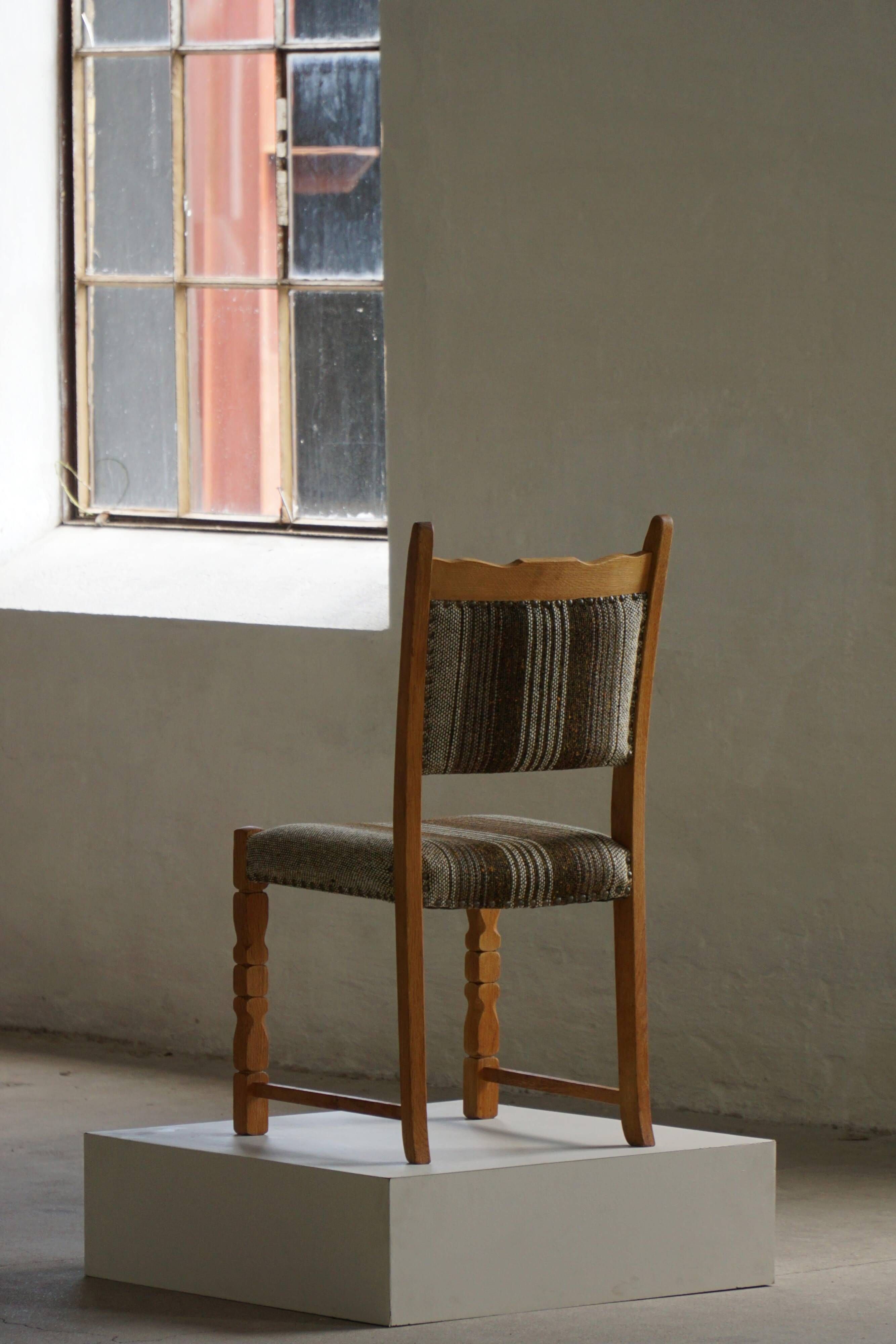 Danish Mid-Century Modern style, set of 8 dining chairs in oak and wool, 1960s.