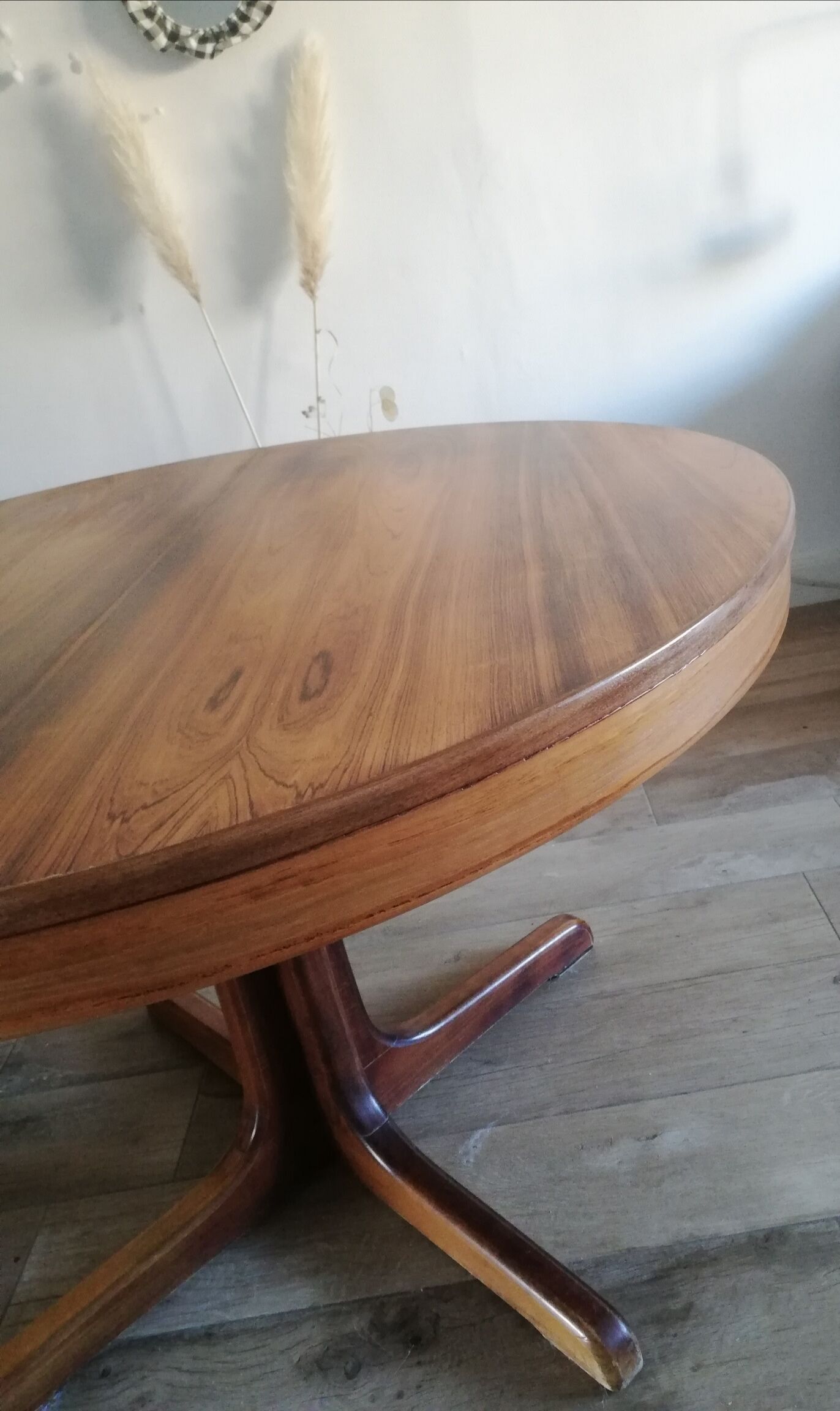 Extendable rosewood butterfly round table
