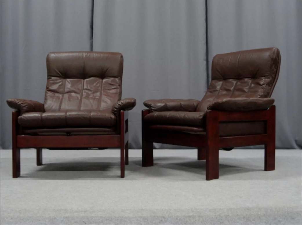 Pair of armchairs and ottoman in leather, 1970
