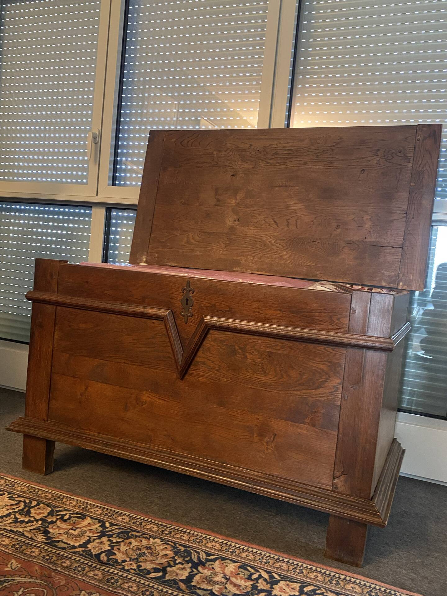 Coffre ancien en bois massif