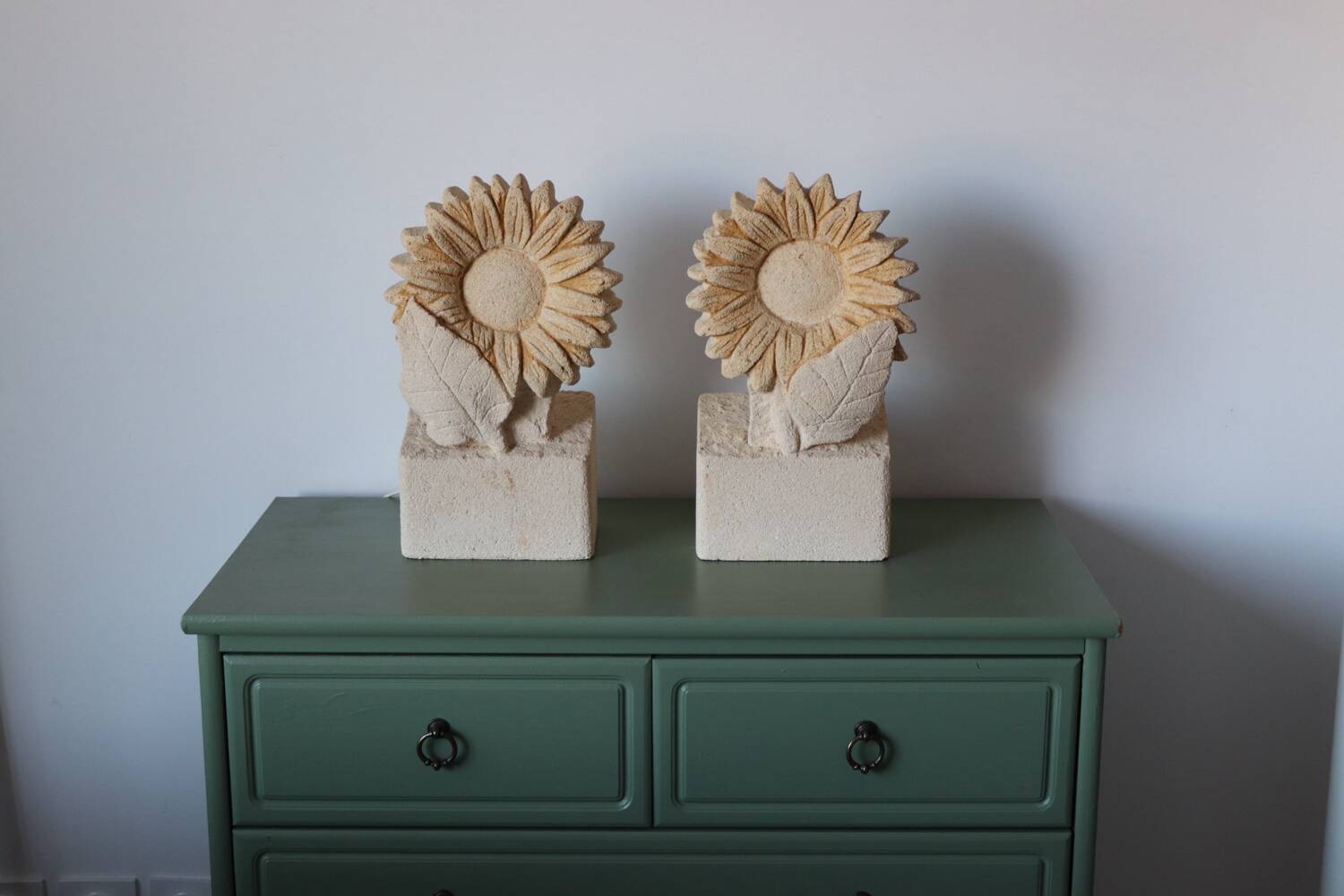 Pair of "Sunflower" lamps in carved stone – 1970s/80s